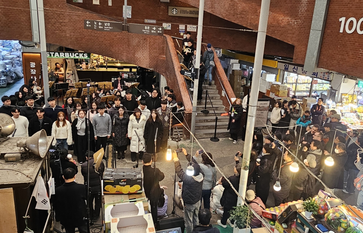 18일 서울 종로구 광장시장에서 열린 ‘2025 서울바이브’에서 추계예술대 합창단원들이 관람객들 앞에서 노래를 하고 있다.