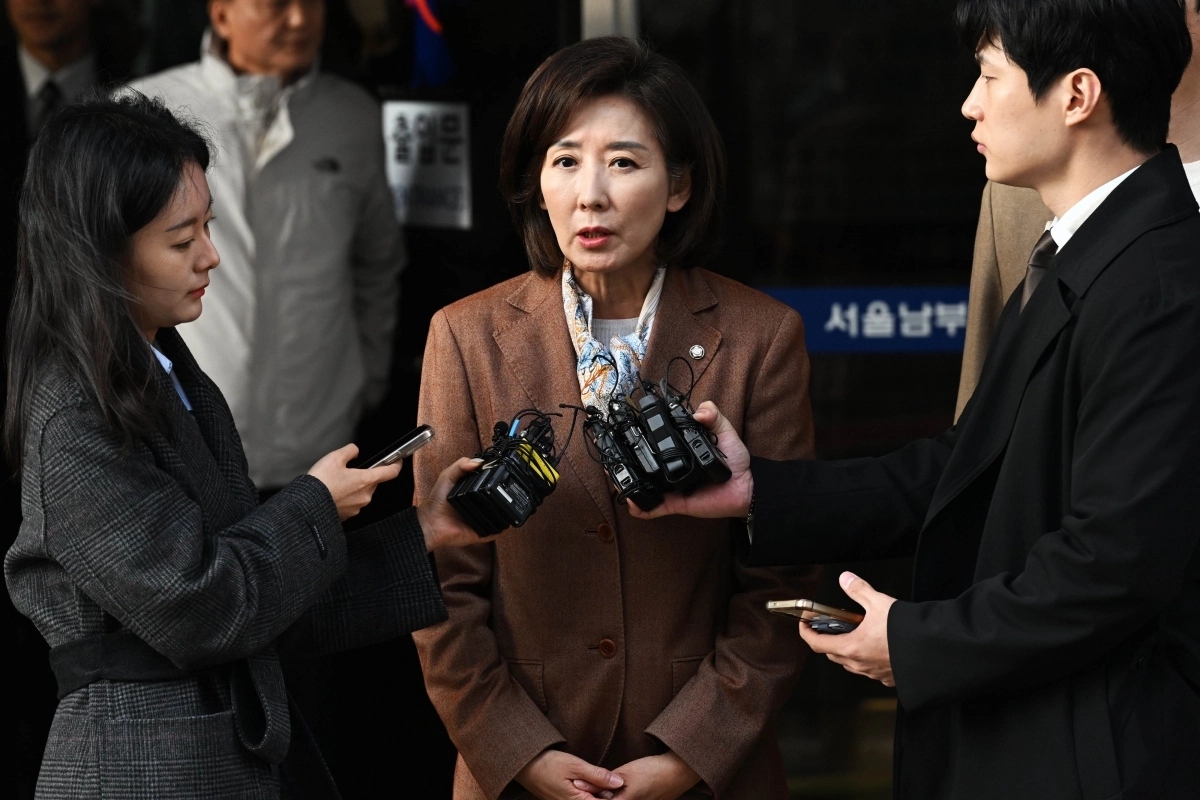 나경원 국민의힘 의원이 20일 서울 양천구 서울남부지방법원에서 열린 ‘국회 패스트트랙 충돌’ 1심 선고 공판을 마친 후 나서며 취재진의 질문에 답하고 있다. 2025.11.20 홍윤기 기자