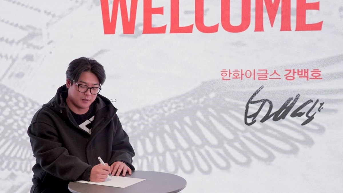 강백호가 20일 대전 한화생명 볼파크에서 한화 이글스 입단 계약서에 서명하고 있다. 한화 이글스 제공