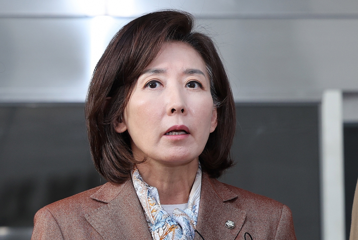 나경원 국민의힘 의원이 20일 서울 양천구 서울남부지법에서 열린 ‘자유한국당 패스트트랙(신속처리안건) 충돌 사건’ 1심 선고를 마친 뒤 법정을 나서며 심경을 밝히고 있다. 뉴스1