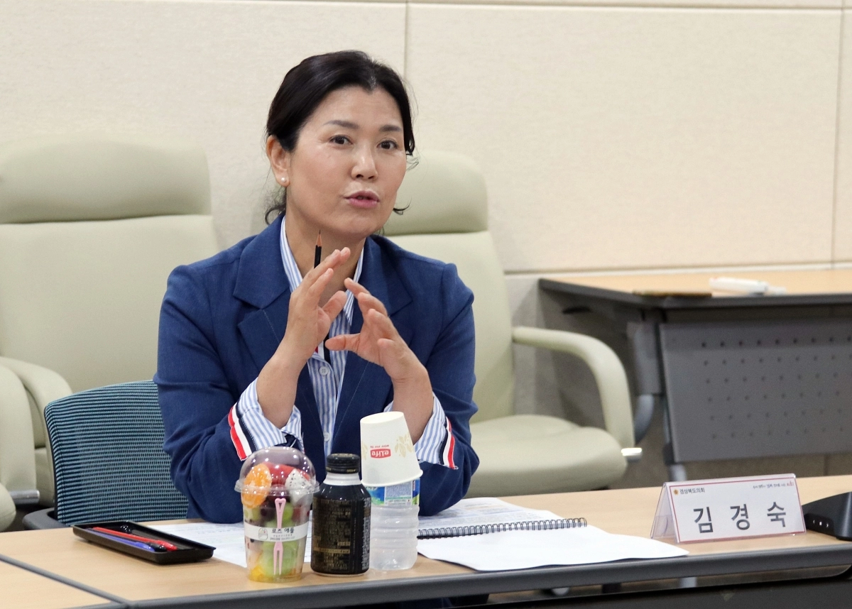 경북도교육청 행정사무감사에서 질의하는 김경숙 의원. 경북도의회 제공