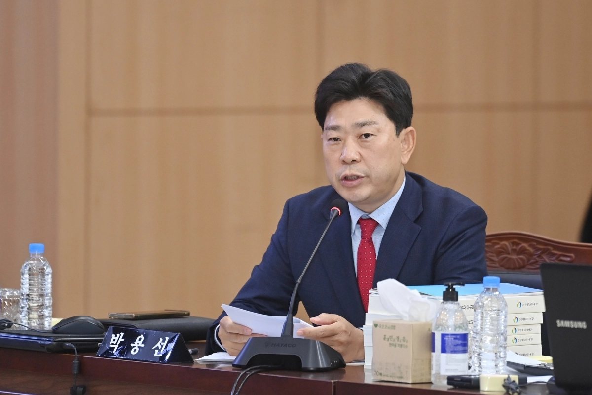 경북도교육청 행정사무감사에서 질의하는 박용선 의원. 경북도의회 제공