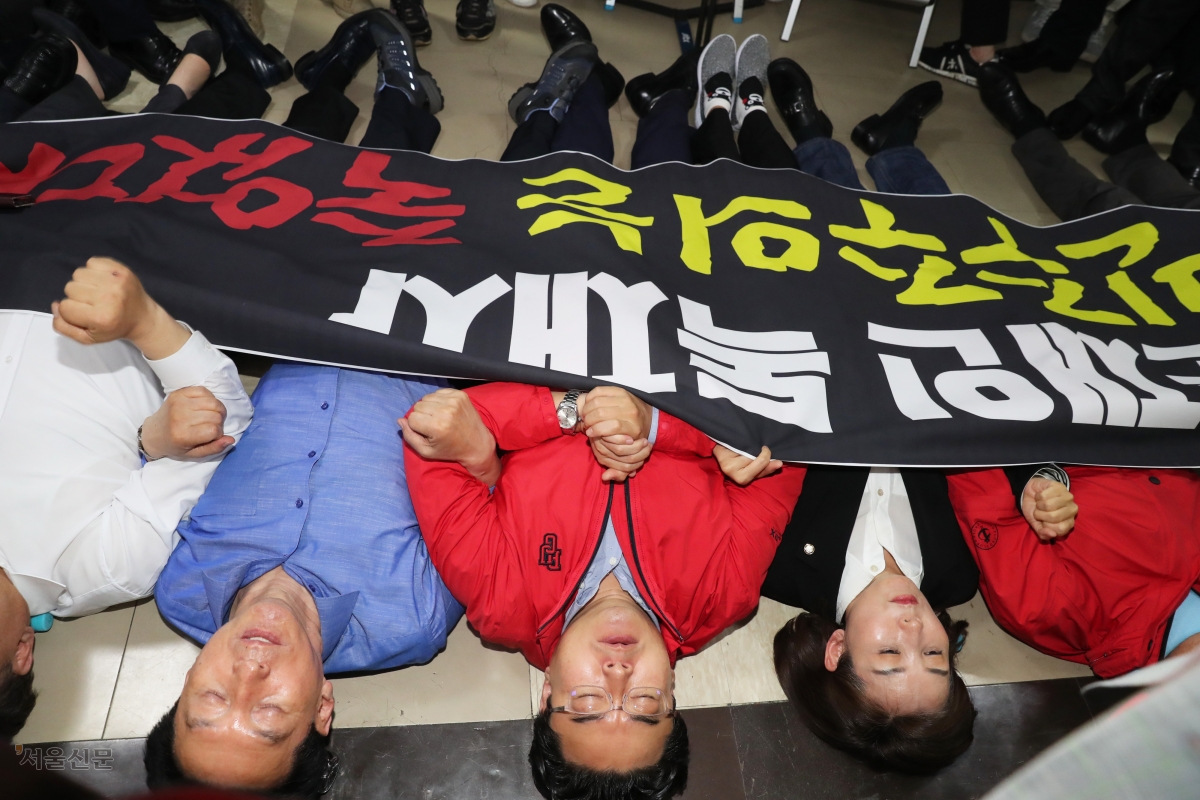 2019년 4월 29일 당시 자유한국당 의원들이 공수처·검경수사권 조정안 패스트트랙이 사법개혁특위 전체회의에서 지정되자 국회 문화체육관광위원회 회의실 앞 바닥에 누워 구호를 외치고 있다. 정연호 기자