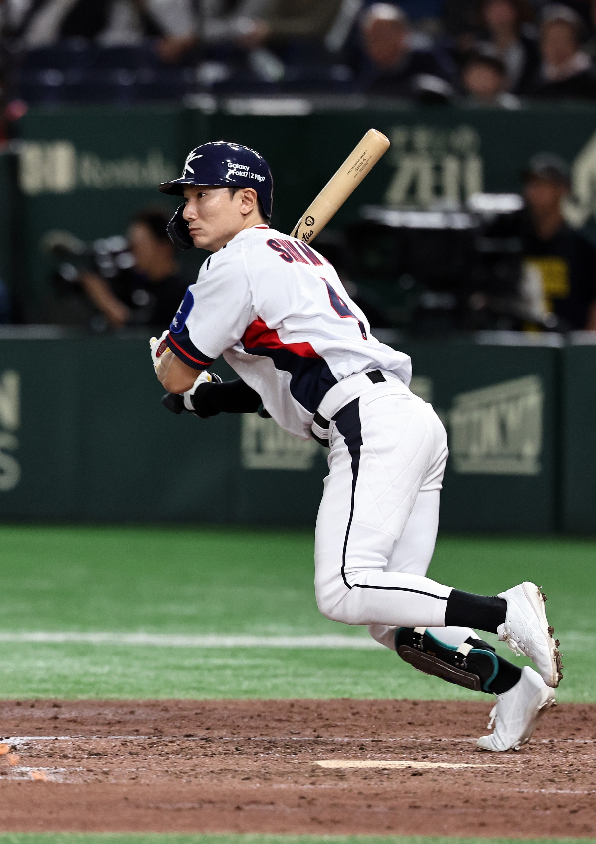 한국 야구 국가대표팀의 신민재가 지난 16일 일본 도쿄돔에서 열린 2025 K-베이스볼 시리즈 일본과의 2차전에서 안타를 치고 있다.  도쿄 뉴스1