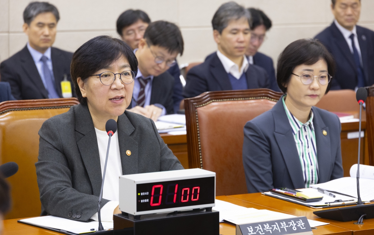 정은경(왼쪽) 보건복지부 장관이 20일 국회에서 열린 보건복지위원회 전체회의에서 의원 질의에 답하고 있다. 연합뉴스