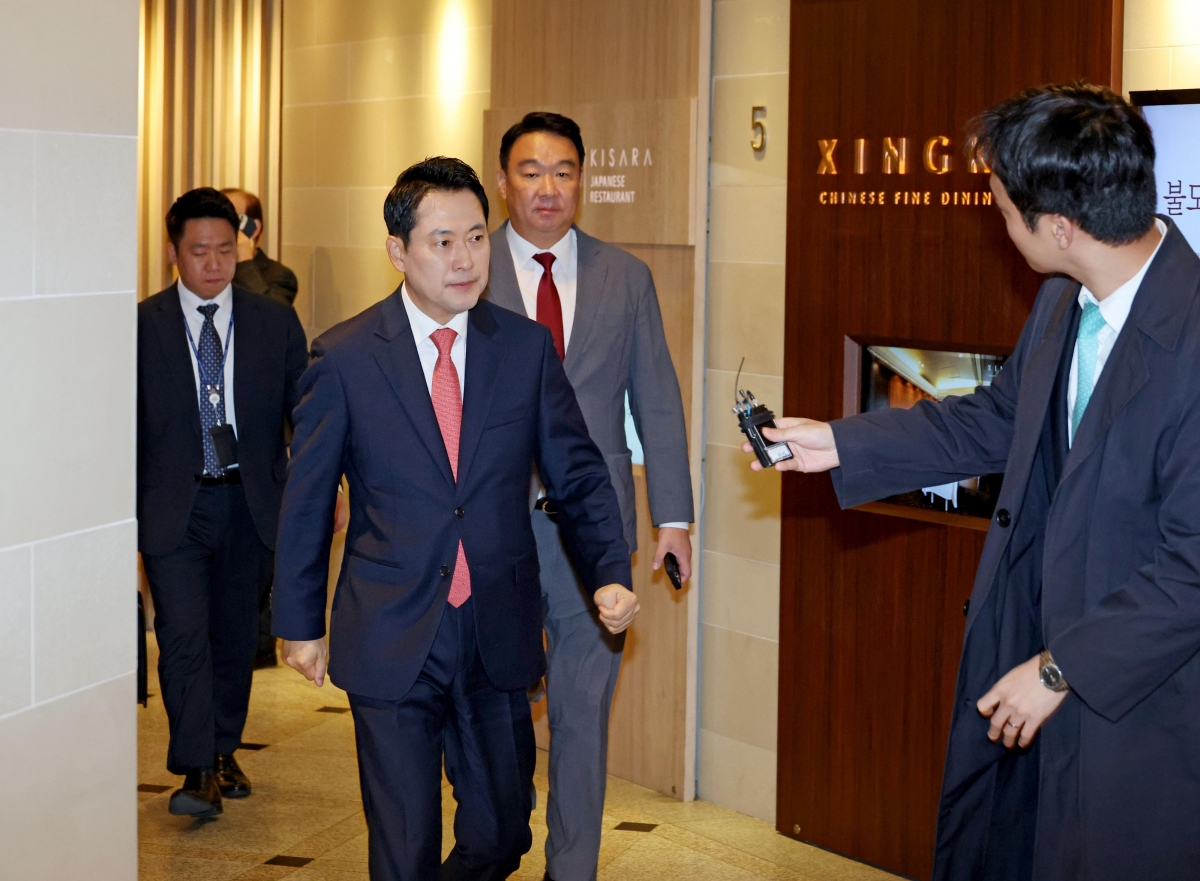 국민의힘 장동혁(왼쪽 두 번째) 대표가 정희용(세 번째) 사무총장과 함께 20일 당내 3선 의원들과의 오찬 회동을 위해 서울 여의도의 한 식당으로 들어가던 중 취재진의 질문을 받고 있다. 연합뉴스