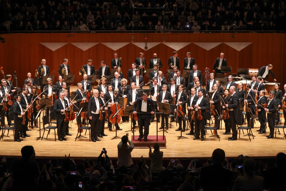 11월 19일 서울 예술의전당 콘서트홀 무대에 오른 빈 필하모닉과 크리스티안 틸레만 지휘자.  한국경제신문 제공