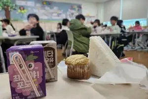 급식·돌봄 노동자 파업… 학교서 밥 대신 빵·우유