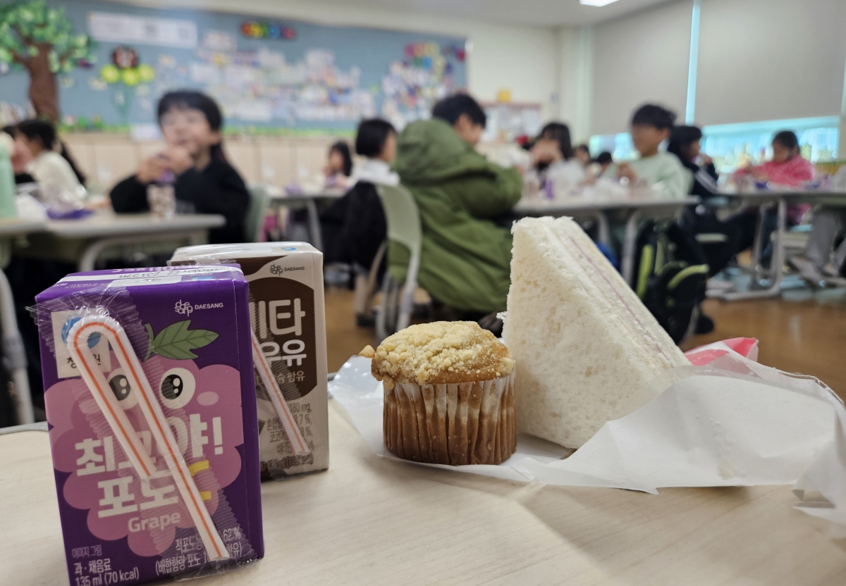 급식·돌봄 노동자 파업… 학교서 밥 대신 빵·우유