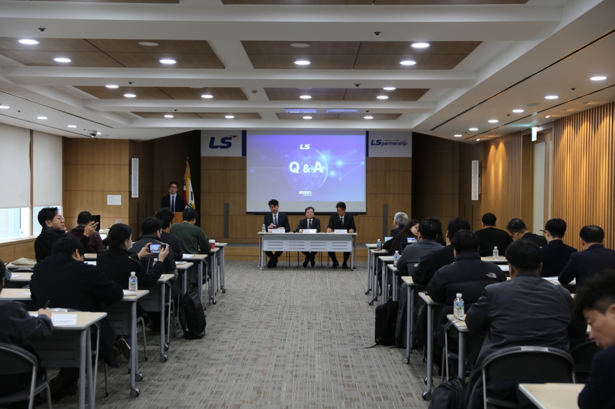 LS그룹이 20일 서울 용산구 LS용산타워에서 에식스솔루션즈의 기업공개(IPO) 관련 주주설명회를 개최하고 있다. 왼쪽부터 박진호 LS 전략금융부문장 상무, 이태호 LS 최고재무책임자(CFO) 상무, 최창희 에식스솔루션즈 대표. LS 제공