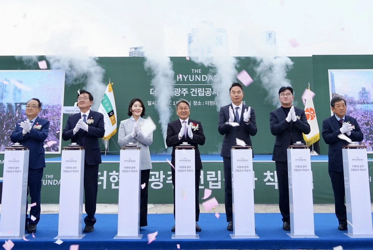 20일 광주 북구 옛 전방·일신방직 부지에서 열린 ‘더현대 광주 착공식’에서 강기정 광주시장 등 참석자들이 축하 발파 퍼포먼스를 하고 있다. 광주광역시 제공