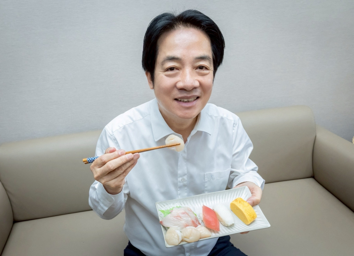 대만 총통 라이칭더가 20일 중국의 일본에 대한 보복 조치를 항의하는 의미로 스시 점심을 먹고 있다. 타이베이 로이터 연합뉴스