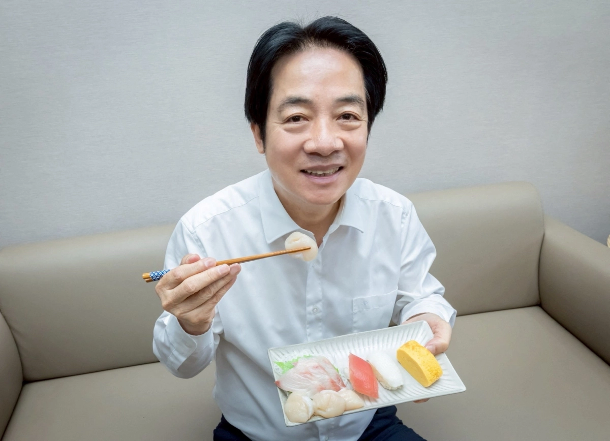 대만 총통 라이칭더가 20일 중국의 일본에 대한 보복 조치를 항의하는 의미로 스시 점심을 먹고 있다. 타이베이 로이터 연합뉴스