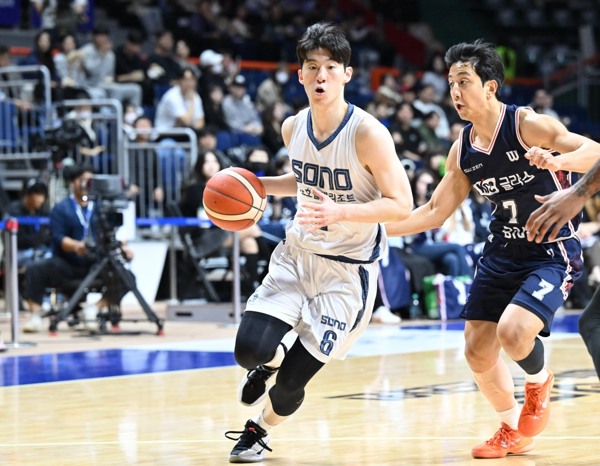 고양 소노 이정현이 20일 부산 사직체육관에서 열린 2025~26 프로농구 정규시즌 부산 KCC와의 원정 경기에서 허훈을 제치고 있다. KBL 제공