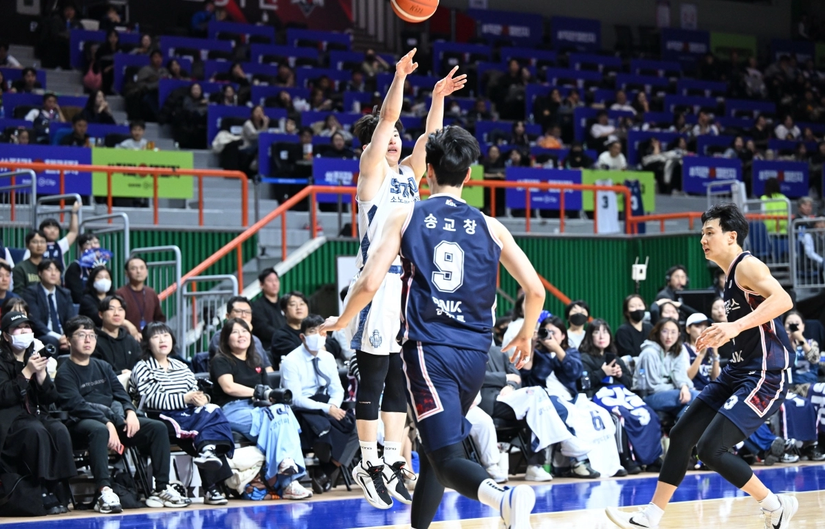 고양 소노 이정현이 20일 부산 사직체육관에서 열린 2025~26 프로농구 정규시즌 부산 KCC와의 원정 경기에서 슛하고 있다. KBL 제공