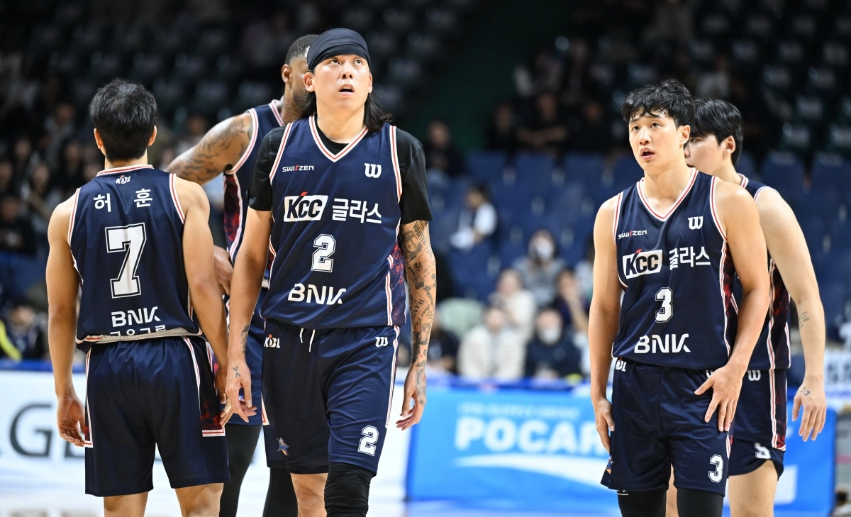 최준용, 허웅 등 부산 KCC 선수이 20일 부산 사직체육관에서 열린 2025~26 프로농구 정규시즌 고양 소노와의 홈 경기에서 답답한 표정을 짓고 있다. KBL 제공