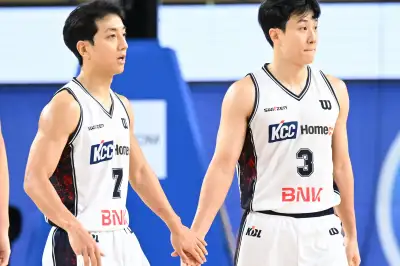 KCC 허웅·허훈 공존 딜레마…상대 에이스 가드 막을 수비수 부재, 공격 응집력 ‘뚝’