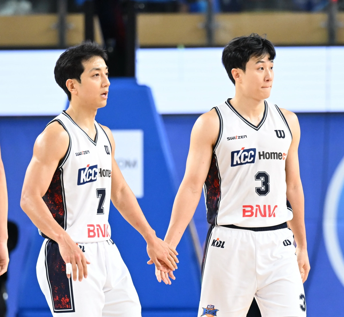 부산 KCC 허훈과 허웅이 18일 대구체육관에서 열린 2025~26 프로농구 정규시즌 대구 한국가스공사와의 원정 경기에서 하이파이브하고 있다. KBL 제공