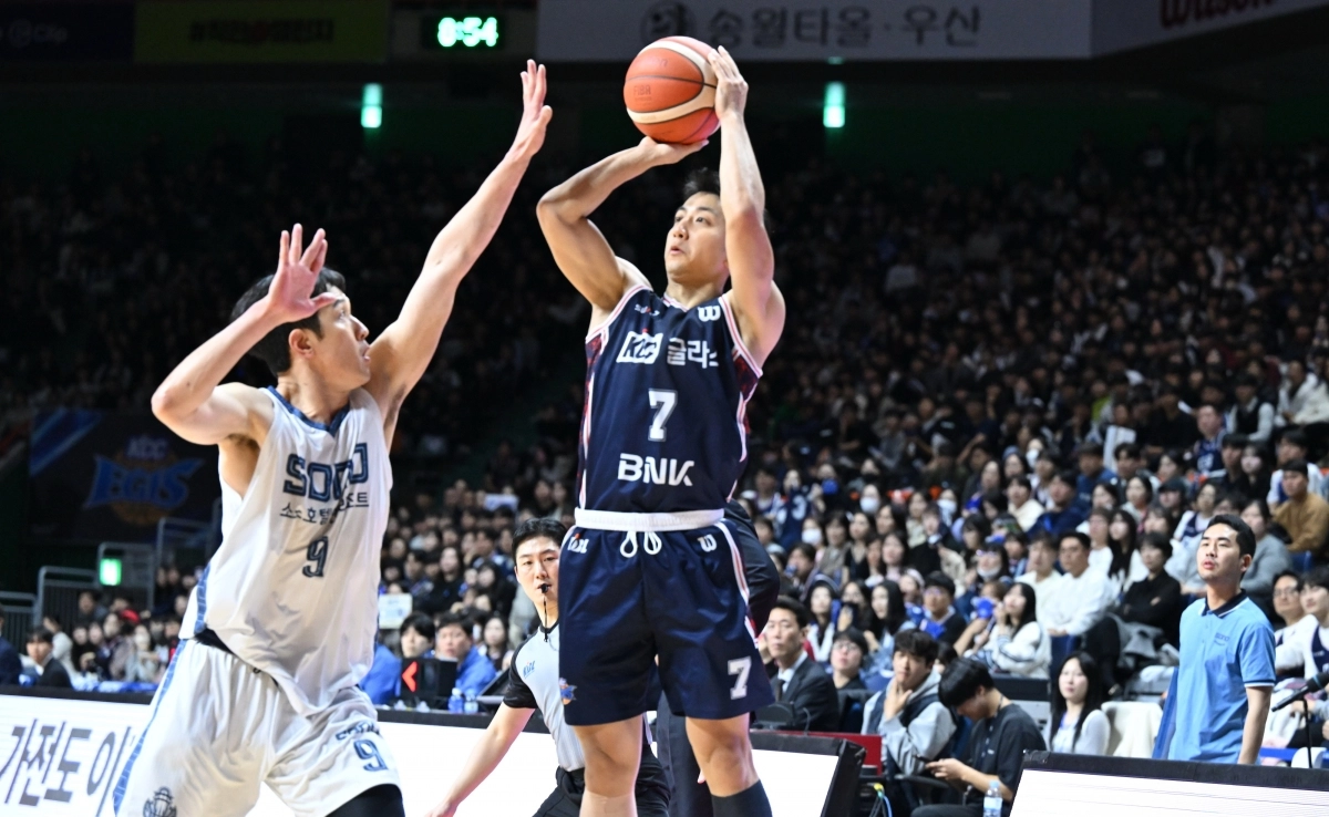 부산 KCC 허훈이 20일 부산사직체육관에서 열린 2025~26 프로농구 정규시즌 고양 소노와의 홈 경기에서 슛하고 있다. KBL 제공