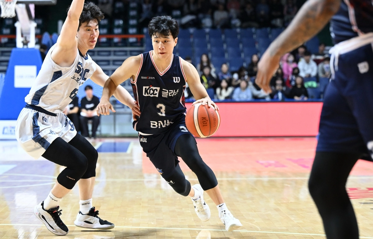 부산 KCC 허웅이 20일 부산사직체육관에서 열린 2025~26 프로농구 정규시즌 고양 소노와의 홈 경기에서 돌파하고 있다. KBL 제공