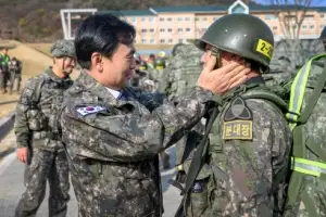 [포토] 장병 격려하는 안규백 장관