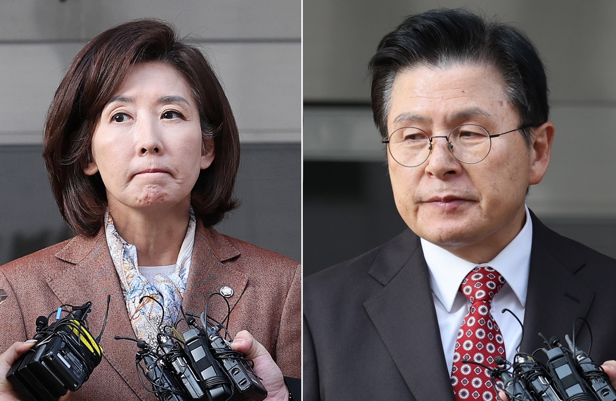 나경원 국민의힘 의원(왼쪽)과 황교안 전 국무총리가 20일 서울 양천구 남부지법에서 열린 ‘자유한국당 패스트트랙(신속처리안건) 충돌 사건’ 1심 선고를 마친 뒤 법원을 나서고 있다. 재판부는 이날 사건 당시 자유한국당 원내대표였던 나경원 의원에게 벌금 총 2400만원을, 당 대표였던 황교안 전 총리에게 벌금 총 1900만원을 선고했다.  2025.11.20 뉴스1