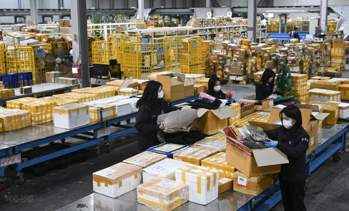 해외 ‘블프 직구’ 증가… 꼼꼼히 검사하는 세관