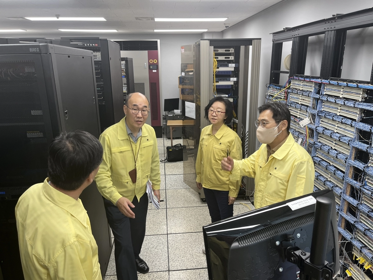 오유경(왼쪽 세 번째) 식품의약품안전처장이 지난 9월 28일 김익상(왼쪽 두 번째) 식약처 정보화담당관을 비롯한 직원들과 함께 전산실 현장점검을 하고 있다. 식약처 제공