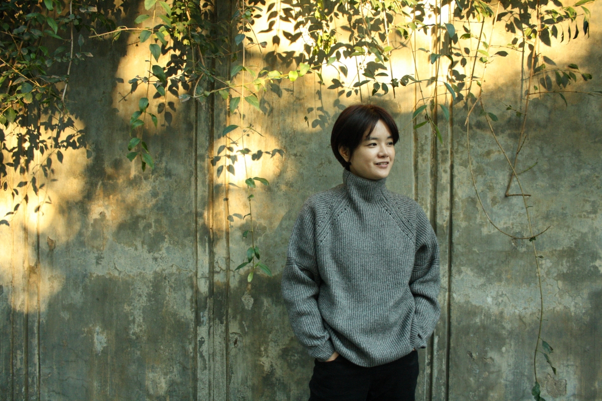 신작 장편소설 ‘리듬 난바다’로 돌아온 김멜라는 이번 작품에서 혐오와 상처로 얼룩진 세계에서 사랑하는 일이 어떤 의미인지 질문한다. ⓒ온점·문학동네 제공