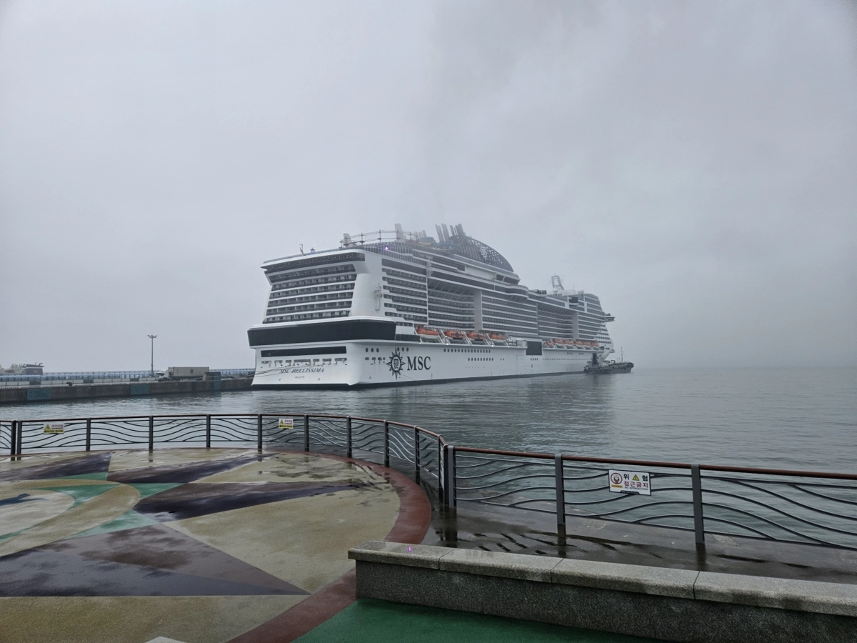 초대형 크루즈 MSC 벨리시마호가 부산 영도 국제크루즈터미널에 입항해 있다.  부산시 제공