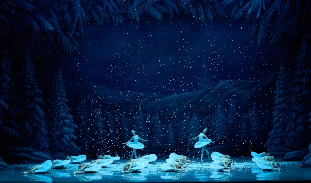 12월이면 어김없이 벌어지는 ‘호두 대전’은 국립발레단과 유니버설발레단의 ‘호두까기인형’을 비교하며 즐기는 시간이기도 하다. 1막 ‘눈송이 왈츠’에서 유니버설발레단은 우아한 군무로 아름다운 장면을 만들어 낸다.  유니버설발레단 제공