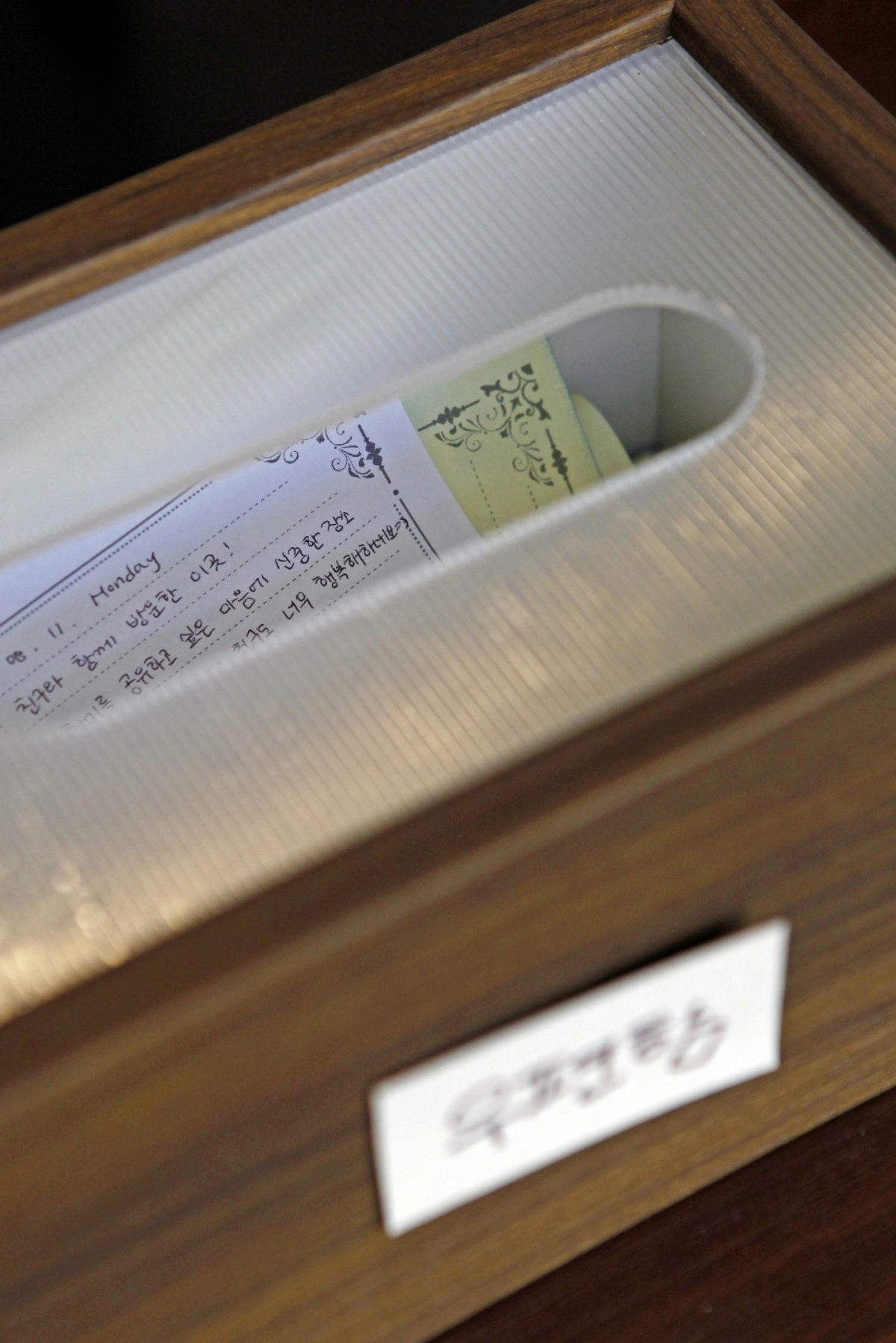 오드쓰북 우편함의 글들은 각자의 독서 후기에 가깝지만 ‘우편함’이라는 이름이 말하듯 서로가 서로에게 건네는 고백이기도 하다.