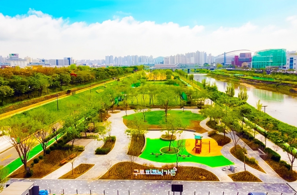 서울 구로구 안양천변을 따라 조성된 구로 피크닉 가든. 구로구 제공