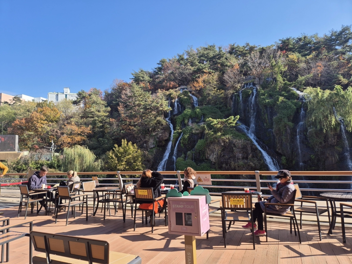 지난 18일 서울 서대문구 홍은동 카페폭포 앞마당. 외국인 관광객 등 방문자들이 여유로운 시간을 보내고 있다. ﻿ 서유미 기자