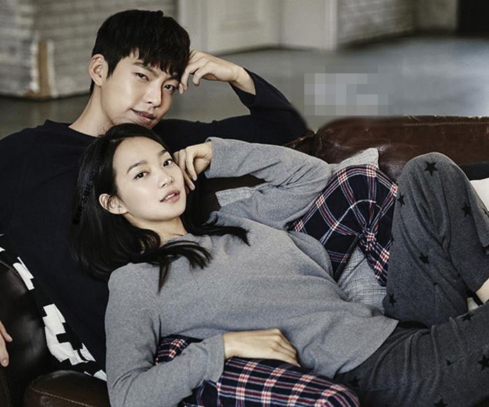 신민아(앞쪽)-김우빈