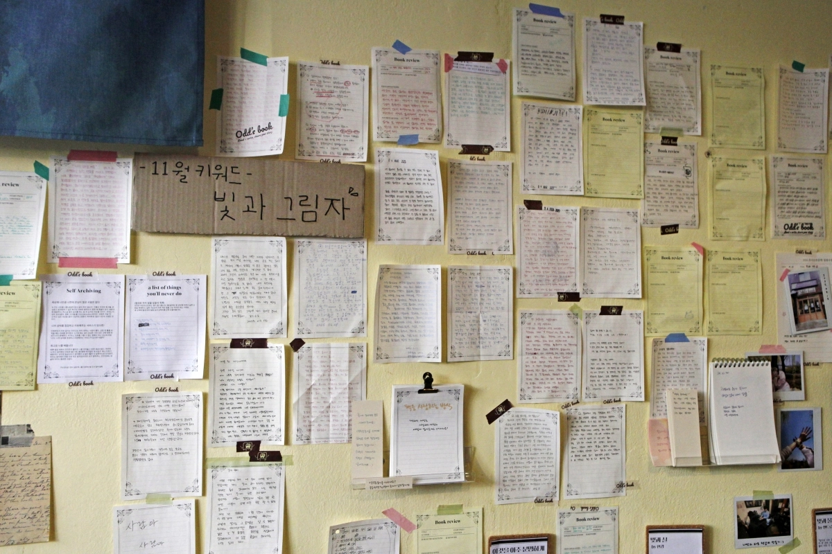 벽에는 앞서 다녀간 이들이 남긴 글들이 빼곡하다. 필사의 기록이기도 하고 다음 올 이들에게 건네는 편지이기도 하다.