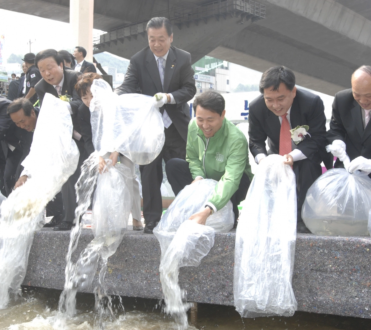 2008년 당시 오세훈(오른쪽 세 번째) 서울시장과 이성헌(두 번째·현 서대문구청장) 국회의원이 홍제천 복원을 위한 통수식에서 물을 붓고 있다. 서대문구 제공