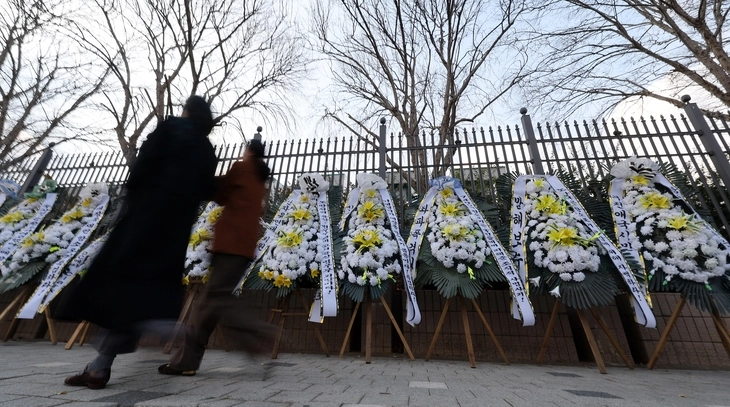 20일 경기도 정부과천청사 앞에 대장동 개발비리 사건 항소 포기와 관련해 법무부를 규탄하는 문구가 적힌 근조 화환이 줄지어 서 있다. 여권은 지난 19일 항소포기 지휘라인이던 박철우 검사장을 대검 반부패부장에서 서울중앙지검장으로 전보 인사 조치한데 이어 항소포기 경위 설명을 요구한 검사장 18명을 고발했다.  연합뉴스