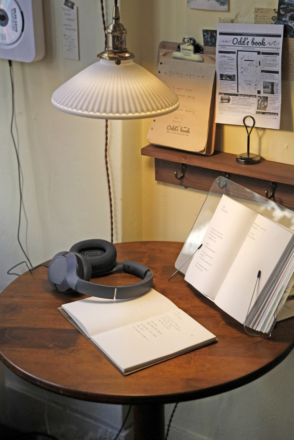 필사 책상에선 한 권의 책을 방문객들이 릴레이 방식으로 써 나간다. 그리고 ‘티켓’ 형태로 디자인한 종이에 그 분량과 흔적을 남겨 공유할 수 있다.