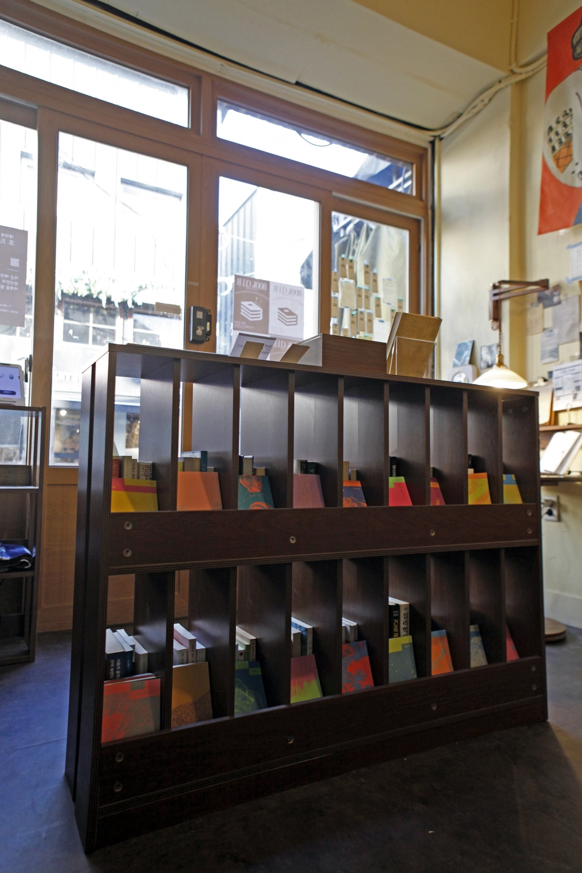 무인 책방이지만 MBTI별 추천도서, 생일책 등을 추천하고 키오스크로 판매한다.