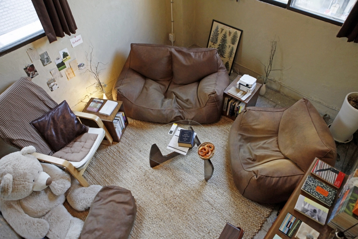 2층 비밀서재는 독서 모임 또는 연말 모임 등 단체로 대여해 모임을 갖기에도 좋다.