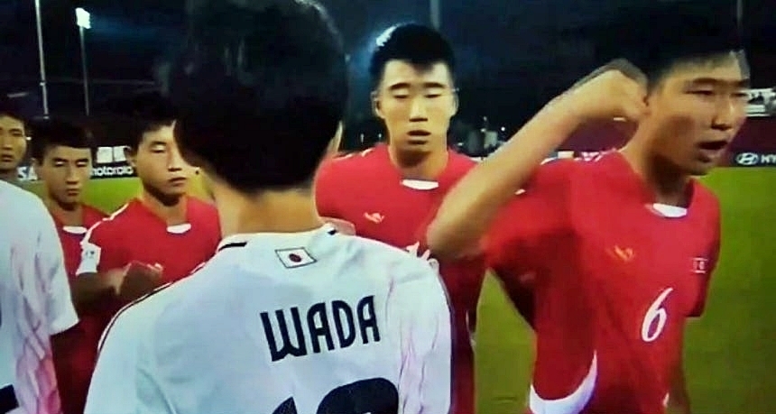 19일(한국시간) 카타르 도하 어스파이어존에서 열린 2025 국제축구연맹(FIFA) U-17 월드컵 16강전에 앞서 진행된 북한과 일본 선수들 간 인사 자리에서 북한 선수들이 주먹을 날리고 있다. 2025.11.20 엑스