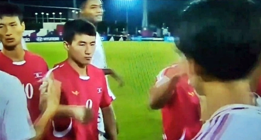 19일(한국시간) 카타르 도하 어스파이어존에서 열린 2025 국제축구연맹(FIFA) U-17 월드컵 16강전에 앞서 진행된 북한과 일본 선수들 간 인사 자리에서 북한 선수들이 주먹을 날리고 있다. 2025.11.20 엑스