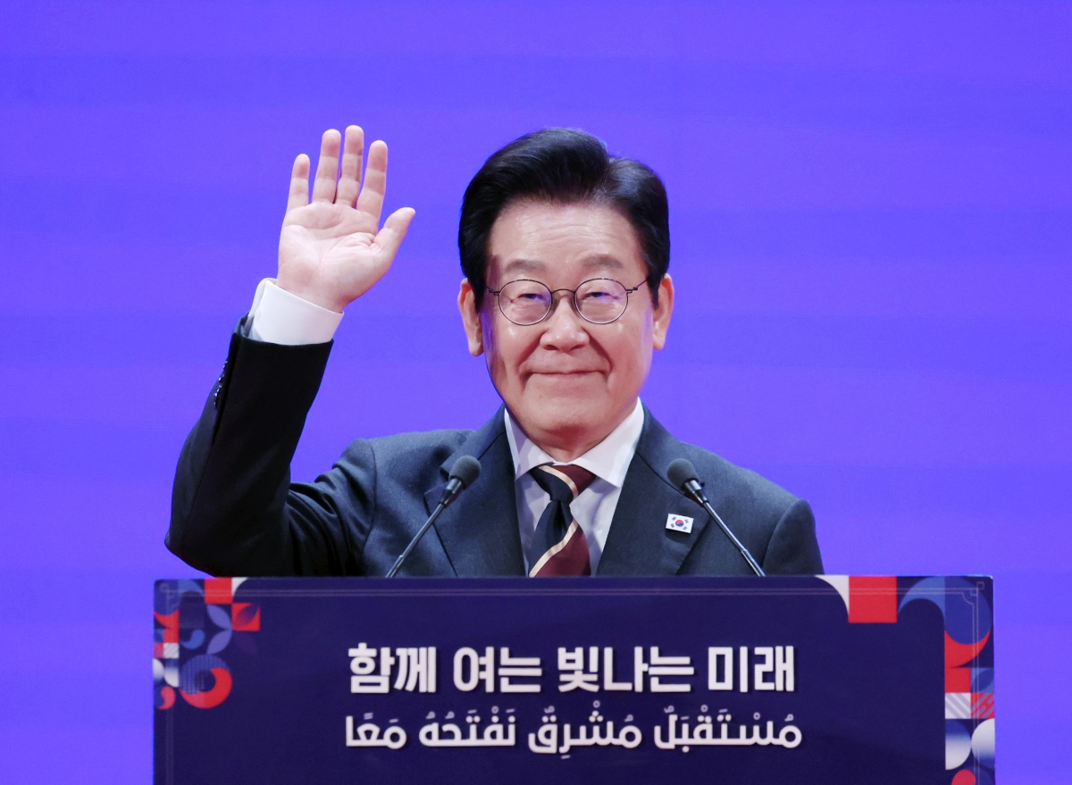 카이로대학교 학생들에게 인사하는 이재명 대통령