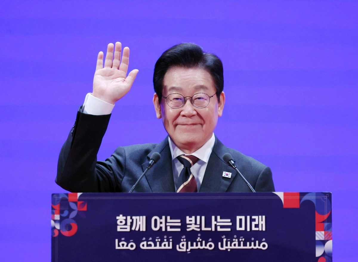 카이로대학교 학생들에게 인사하는 이재명 대통령