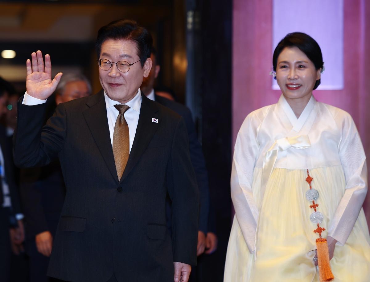 이집트 동포만찬 간담회 입장하는 이재명 대통령 부부