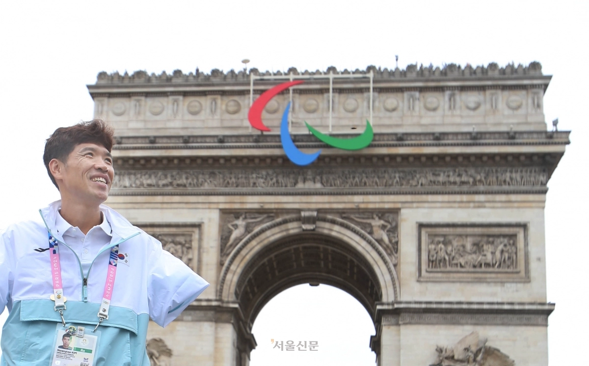 장애인 트라이애슬론(철인3종) 국가대표 김황태가 3일(한국시간) 파리 개선문 앞에서 인터뷰하고 있다. 그는 지난 2일 대회 트라이애슬론 PTS3 등급 경기에서 10위를 차지했다. 2024.9.4 대한장애인체육회 제공