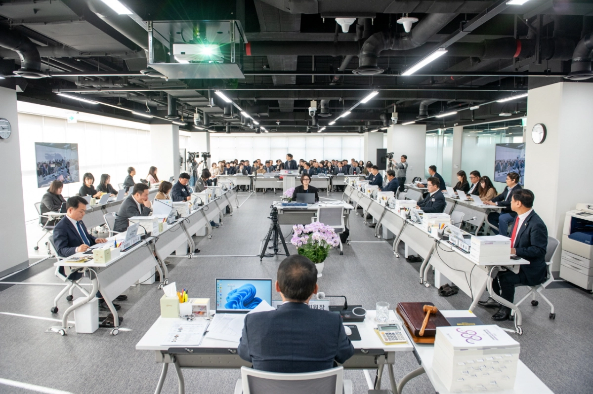 교육기획위원회가 19일 도교육청 본청에서 2025년도 행정사무감사 종합감사를 진행하고 있다.(사진=경기도의회)