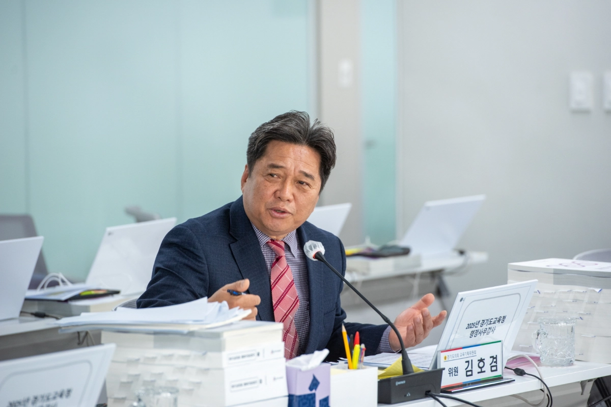 김호겸 의원이 19일 경기도의회 교육기획위원회의 2025년도 경기도교육청에 대한 행정사무감사에서 피감기관을 상대로 질의하고 있다.(사진=경기도의회)