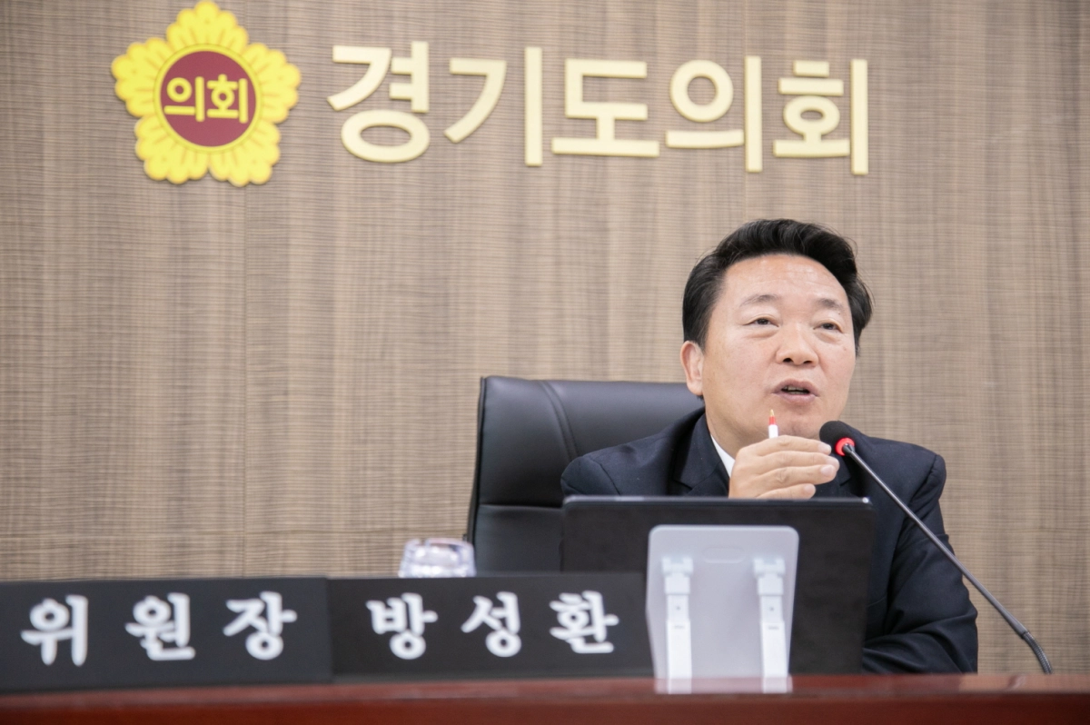 방성환 위원장이 19일 열린 제387회 정례회 농정해양위원회 종합감사에서 피감기관을 상대로 질의하고 있다.(사진=경기도의회)